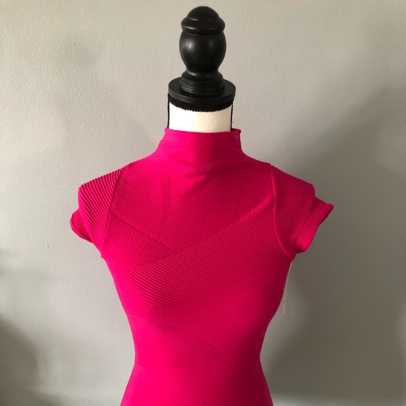 SOLD 🌺🌺🌺 FUNNEL NECK SHORT SLEEVES STRETCHY TOP - Picture 2 of 8